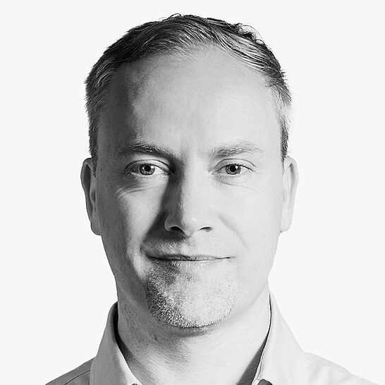 [Translate to Deutsch (Österreich):] Portraitbild des Referenten in schwarz-weiß, Eric Hoffmann