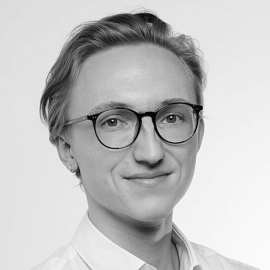 Portraitbild des Referenten in schwarz-weiß, Dr. Hinterthan