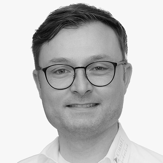 [Translate to Deutsch (Österreich):] Portraitbild des Referenten in schwarz-weiß, Tobias Löchel