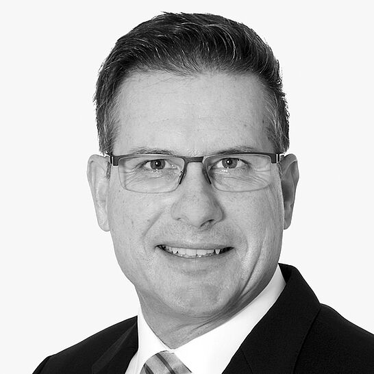 Fortbildung mit Referent Alexander Focke | Camlog Veranstaltungen Portraitbild des Referenten in schwarz-weiß, Alexander Focke