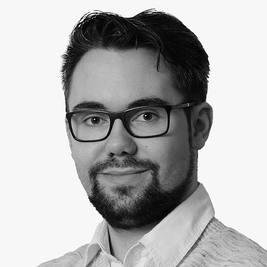 [Translate to Deutsch (Österreich):] Portraitbild des Referenten in schwarz-weiß, Daniel Kirndörfer