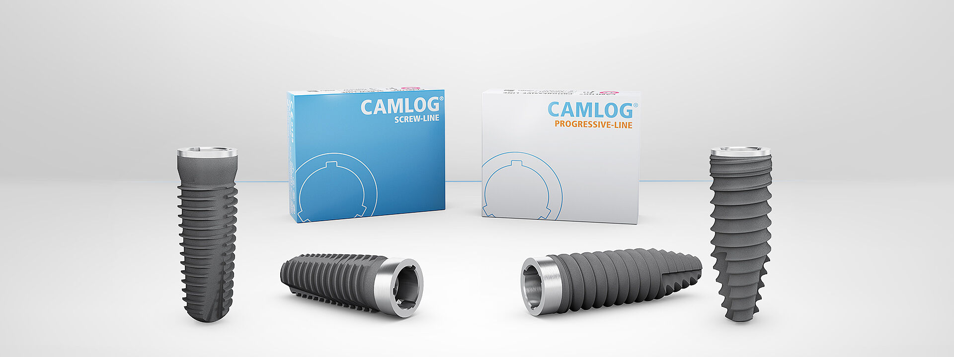 Auf dem Banner sind CAMLOG Implantate abgebildet. Es zeigt zwei CAMLOG SCREW-LINE Implantate sowie die blaue Verpachung des Implantats und zwei CAMLOG PROGRESSIVE-LINE Implantate sowie die weiße Verpackung.