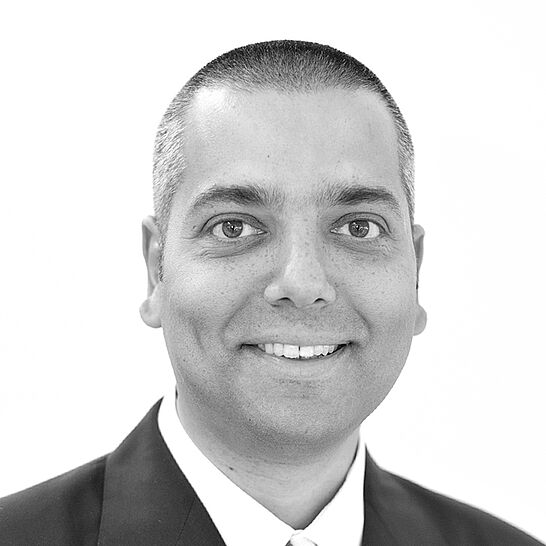 Fortbildung mit Referent Nehad Beharovic | Camlog Veranstaltungen Portraitbild des Referenten in schwarz-weiß, Nehad Beharovic