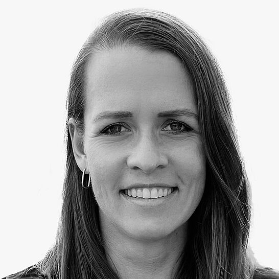 [Translate to Deutsch (Österreich):] Portraitbild der Referentin in schwarz-weiß, Laura Zimmermann