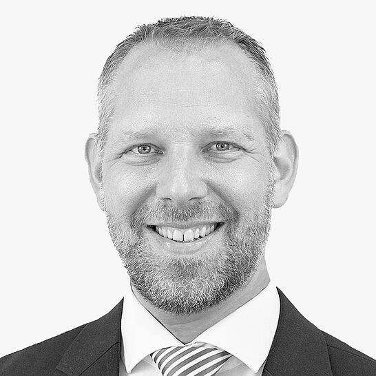 [Translate to Deutsch (Österreich):] Portraitbild des Referenten in schwarz-weiß, Lars Trapper