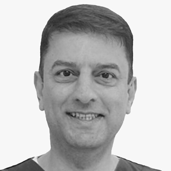 [Translate to Deutsch (Österreich):] Portraitbild des Referenten in schwarz-weiß, Dr. Parvini