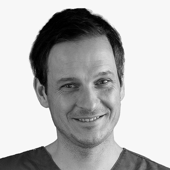 [Translate to Deutsch (Österreich):] Portraitbild des Referenten in schwarz-weiß, Dr. Mathias Sperlich