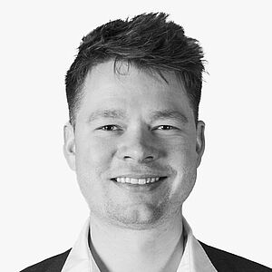 Fortbildung mit Referent Julius Fischer | Camlog Veranstaltungen Portraitbild des Referenten in schwarz-weiß, Julius Fischer