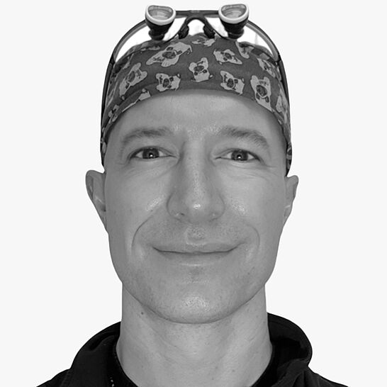 [Translate to Deutsch (Österreich):] Portraitbild des Referenten in schwarz-weiß, Dr. med. dent. Daniel Seidel