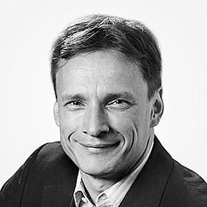 [Translate to Deutsch (Österreich):] Portraitbild des Referenten in schwarz-weiß, Dr. Stiller