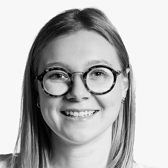 [Translate to Deutsch (Österreich):] Portraitbild der Referentin in schwarz-weiß, Sina Wenger