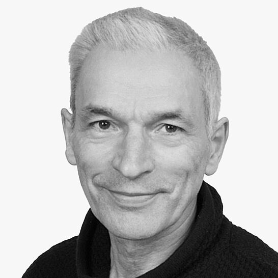 [Translate to Deutsch (Österreich):] Portraitbild des Referenten in schwarz-weiß, Prof. Dr. med dent. Dr. med. Berthold Hell