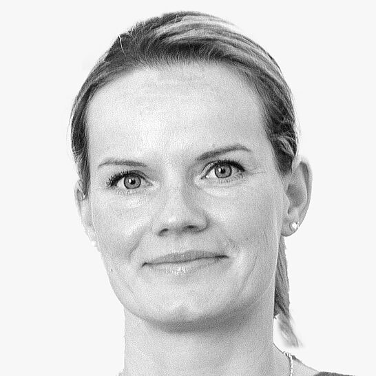 [Translate to Deutsch (Österreich):] Portraitbild der Referentin in schwarz-weiß, Dr. med. dent. Andrea Seifert