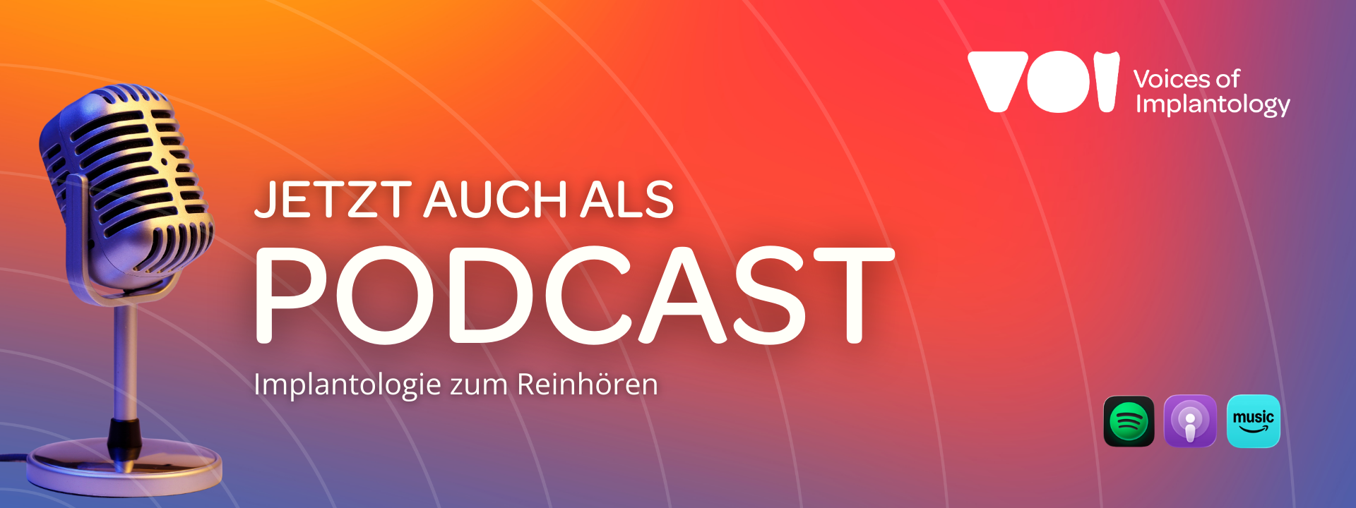 Ein Tisch-Mikrofon sowie eine große weiße Überschrift vor VOI Hintergrund: Farbverlaeufe von dunkelblau über lila und orange zu rot.