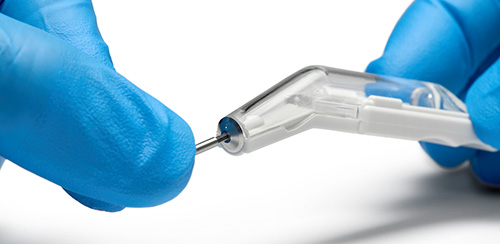 Bone Scraper Anwedung: Mit einem 1.2-mm-Sechskant-Schraubendreher drehen Sie die Klinge des Knochenschabers, um ein neues scharfes Segment der Klinge in Gebrauch zu nehmen.